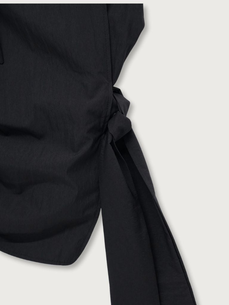 sleeveless ribbon blouse
