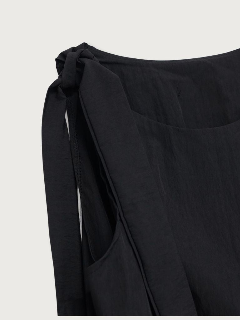 sleeveless ribbon blouse