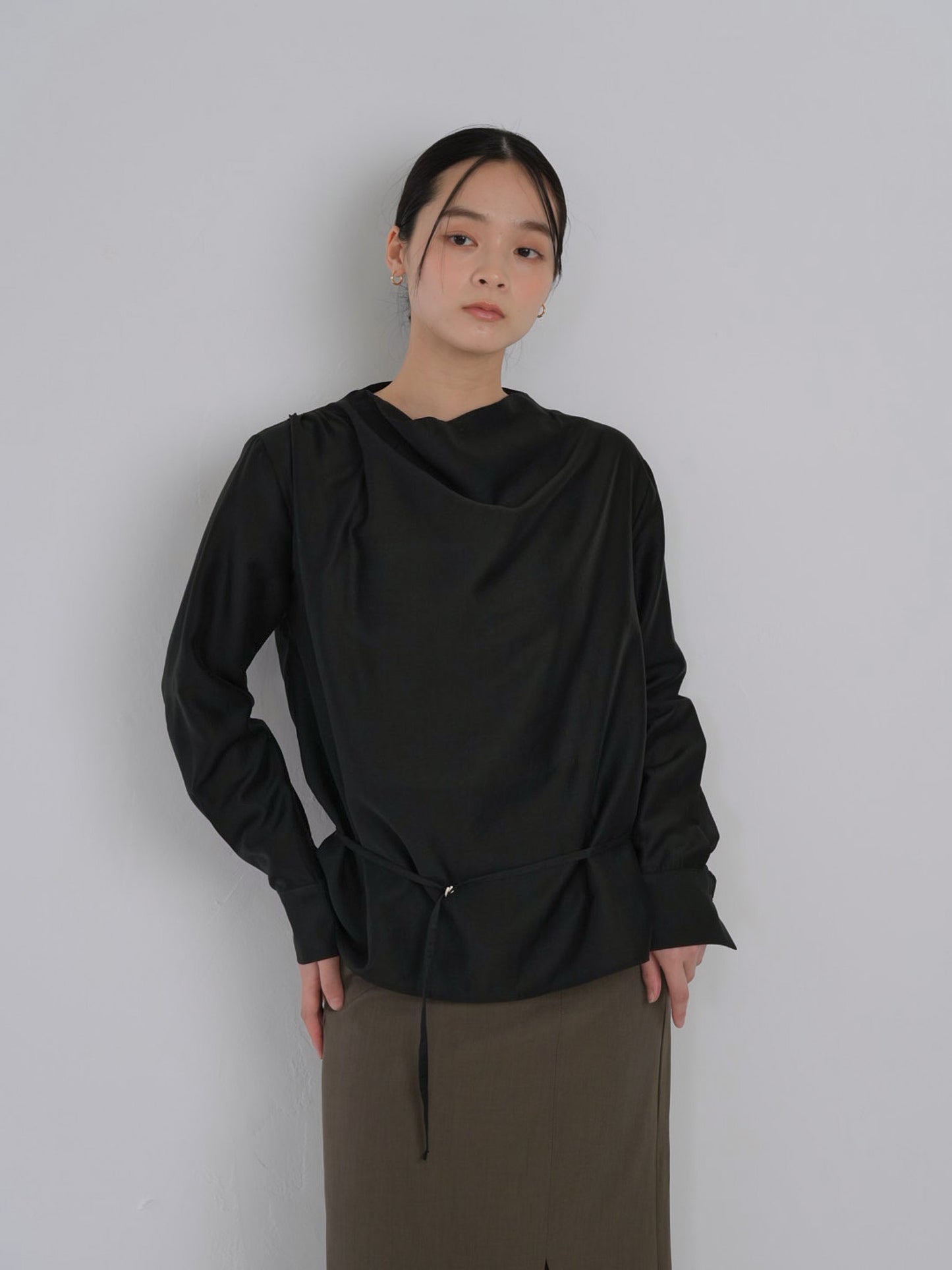 slender belt blouse