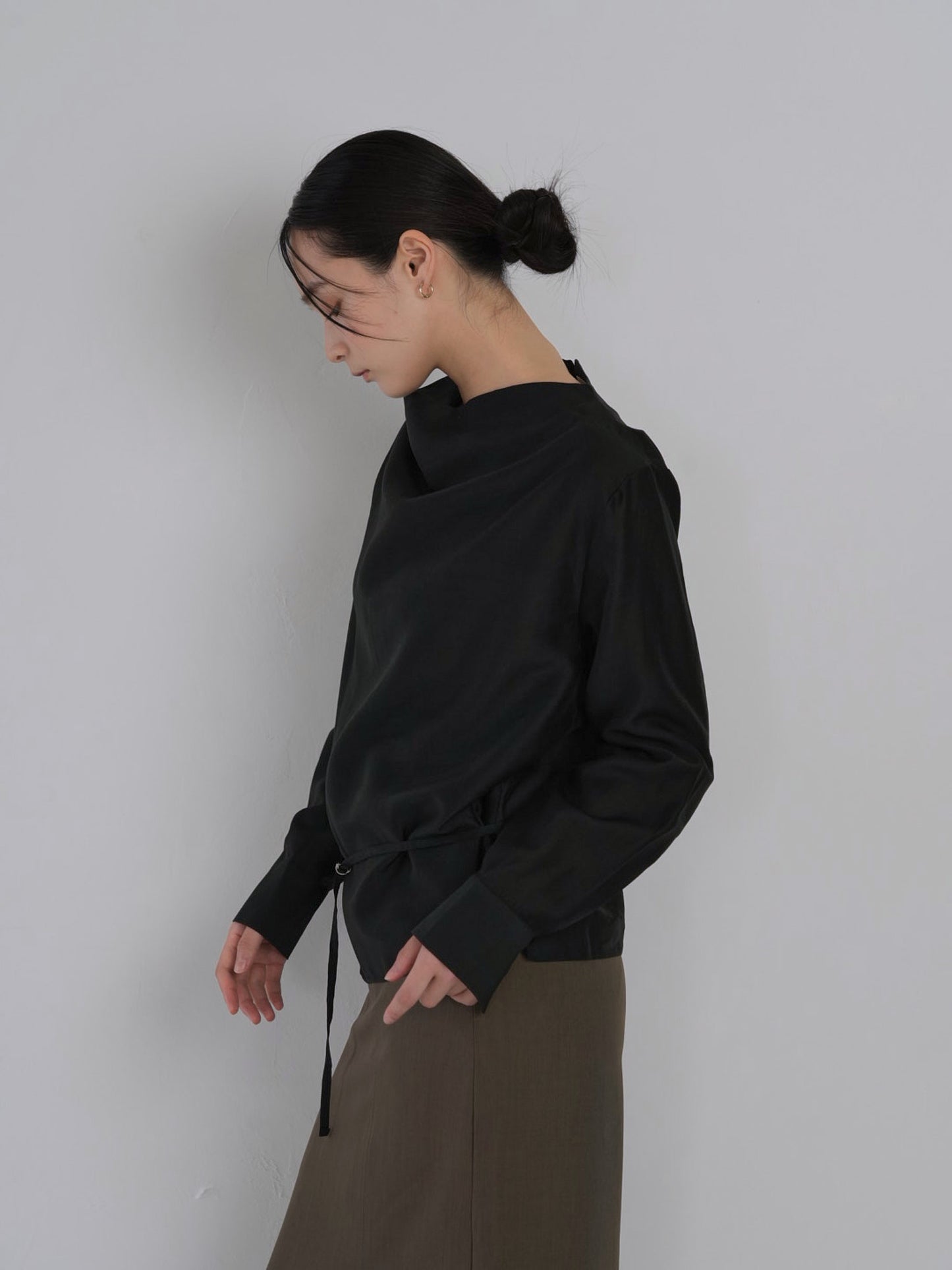 slender belt blouse