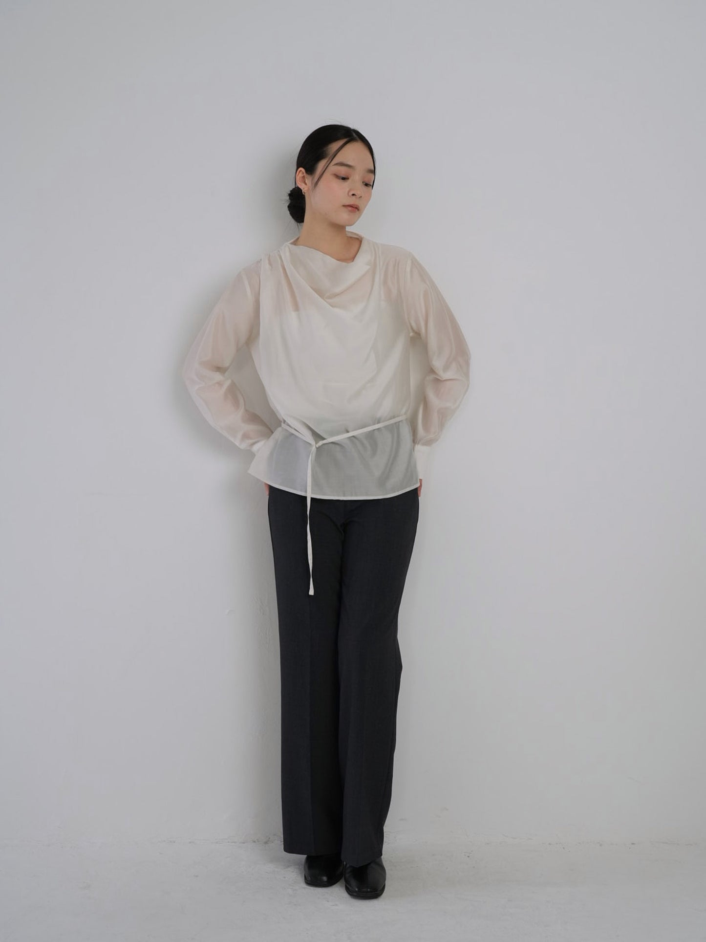 slender belt blouse