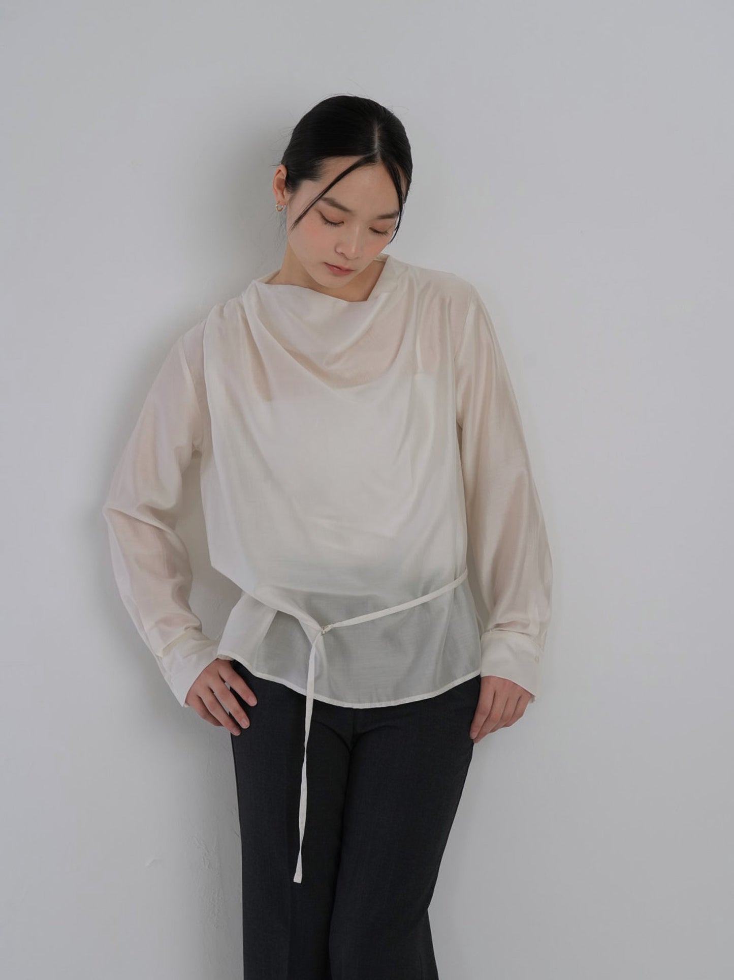slender belt blouse