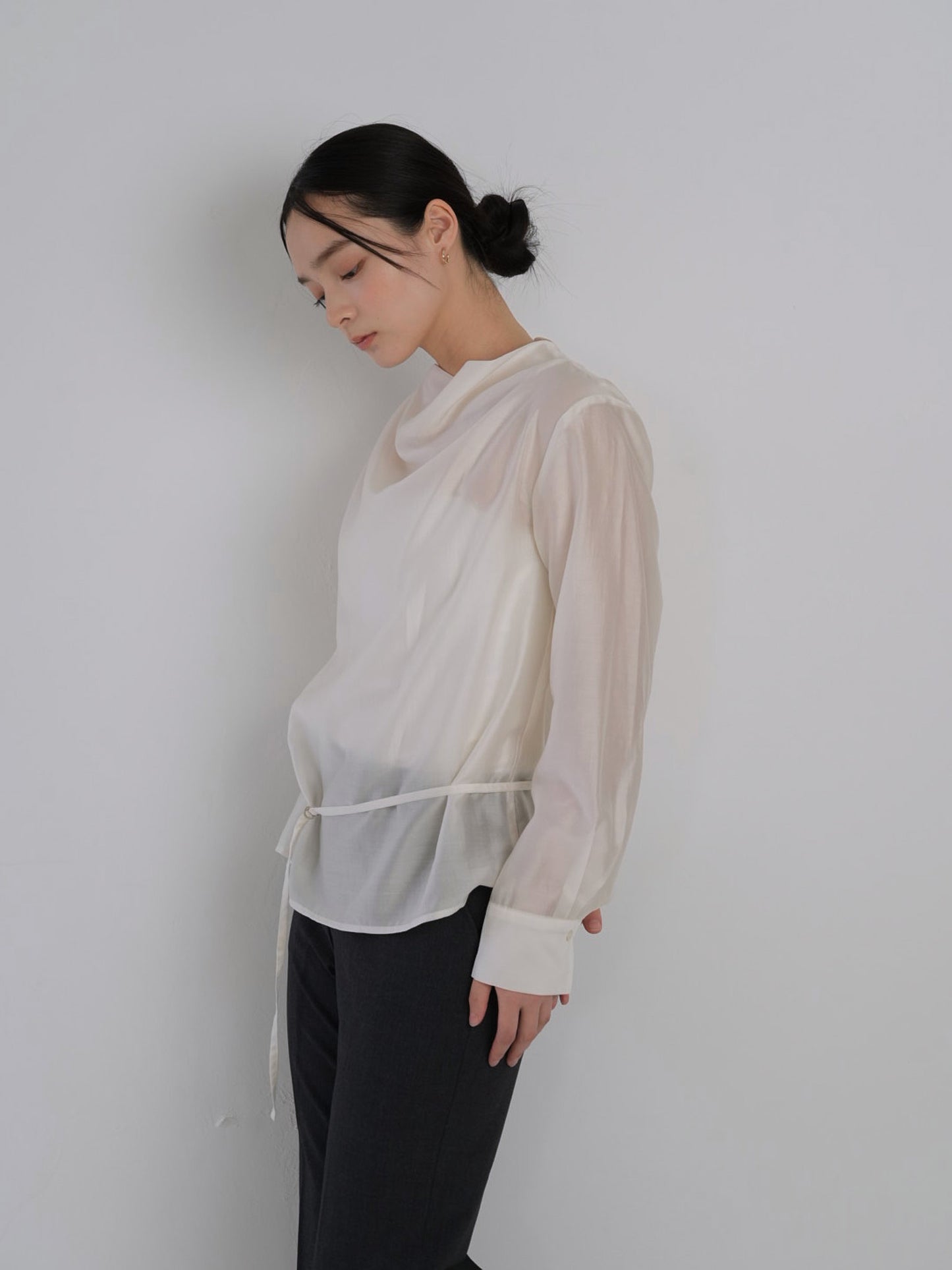 slender belt blouse
