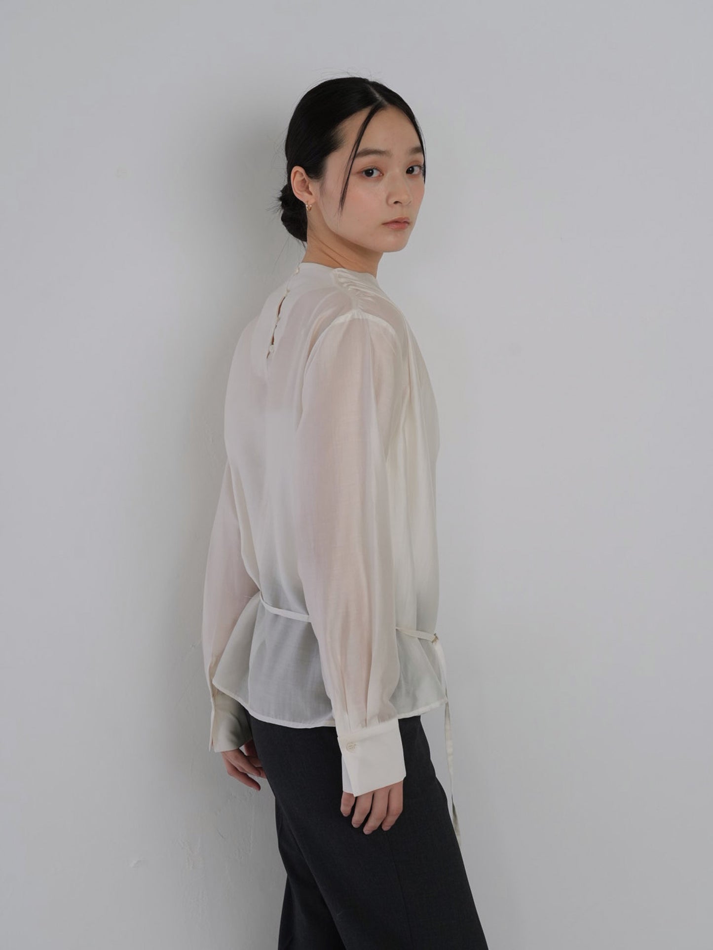 slender belt blouse