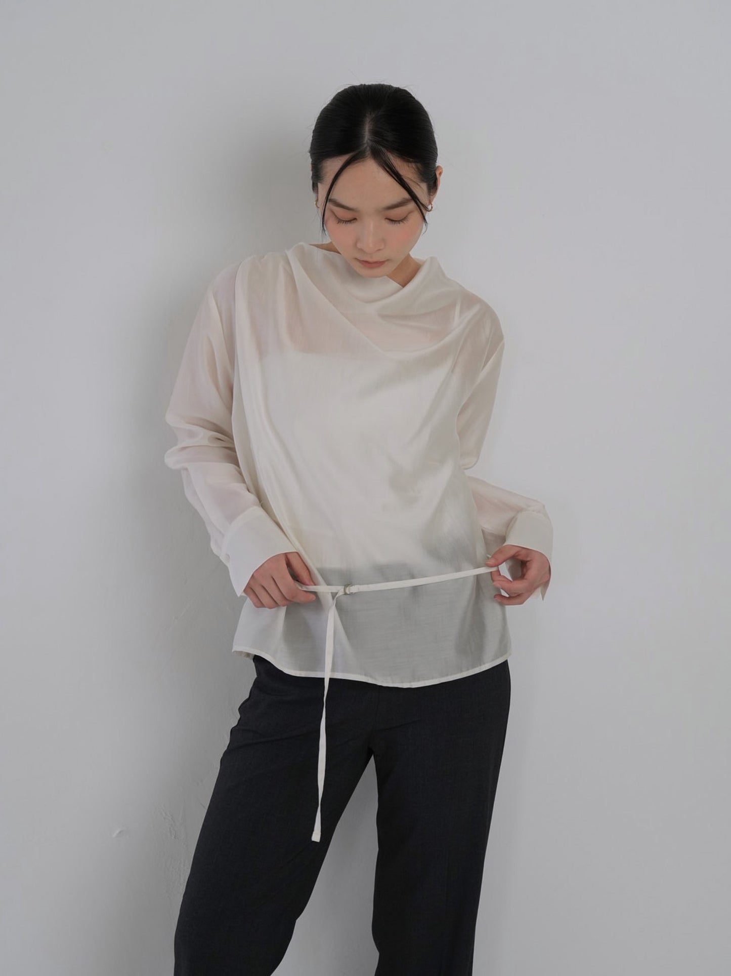 slender belt blouse