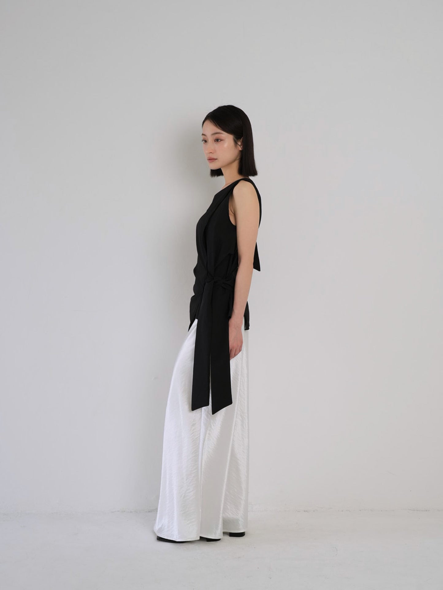 sleeveless ribbon blouse