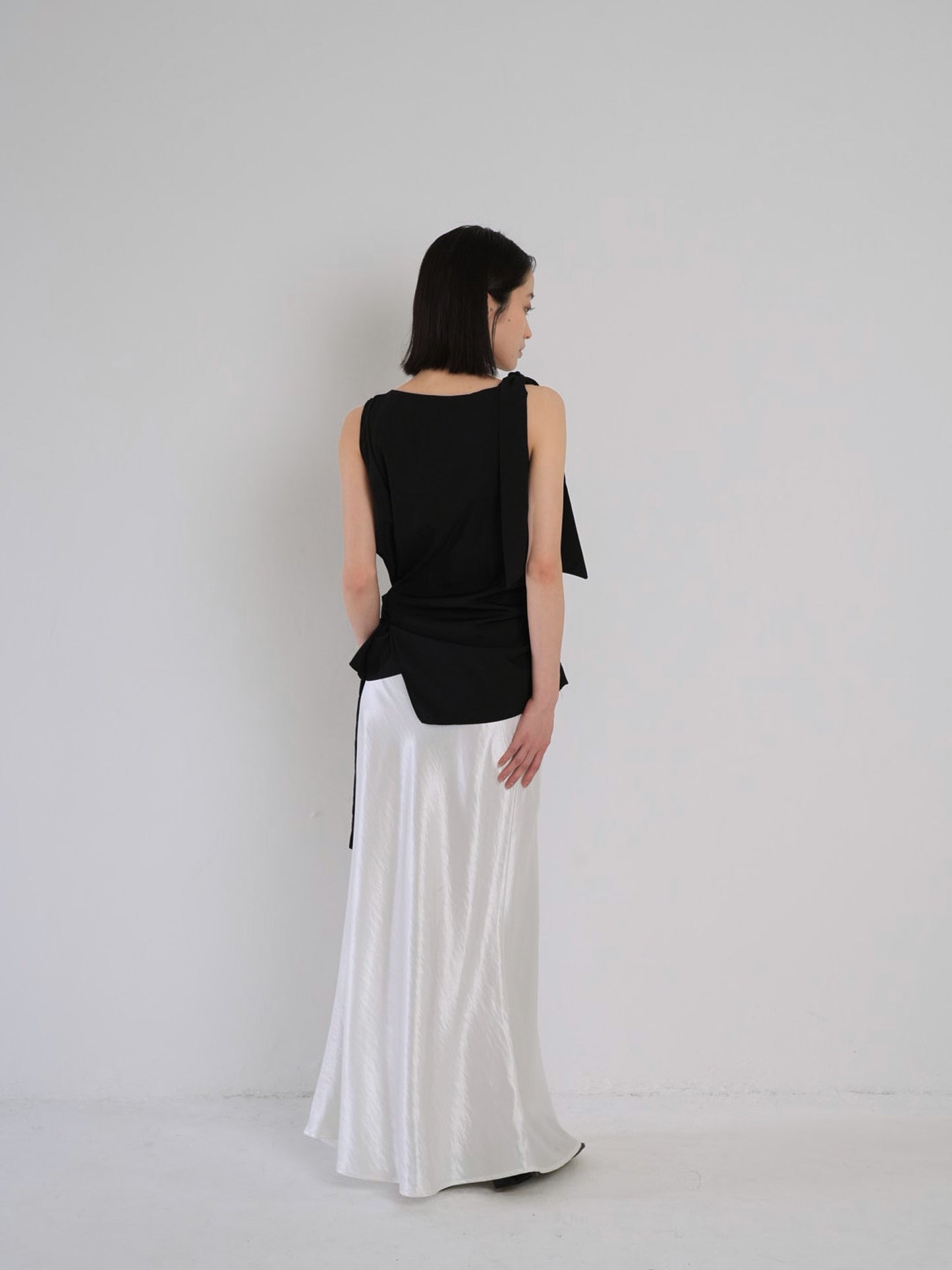 sleeveless ribbon blouse