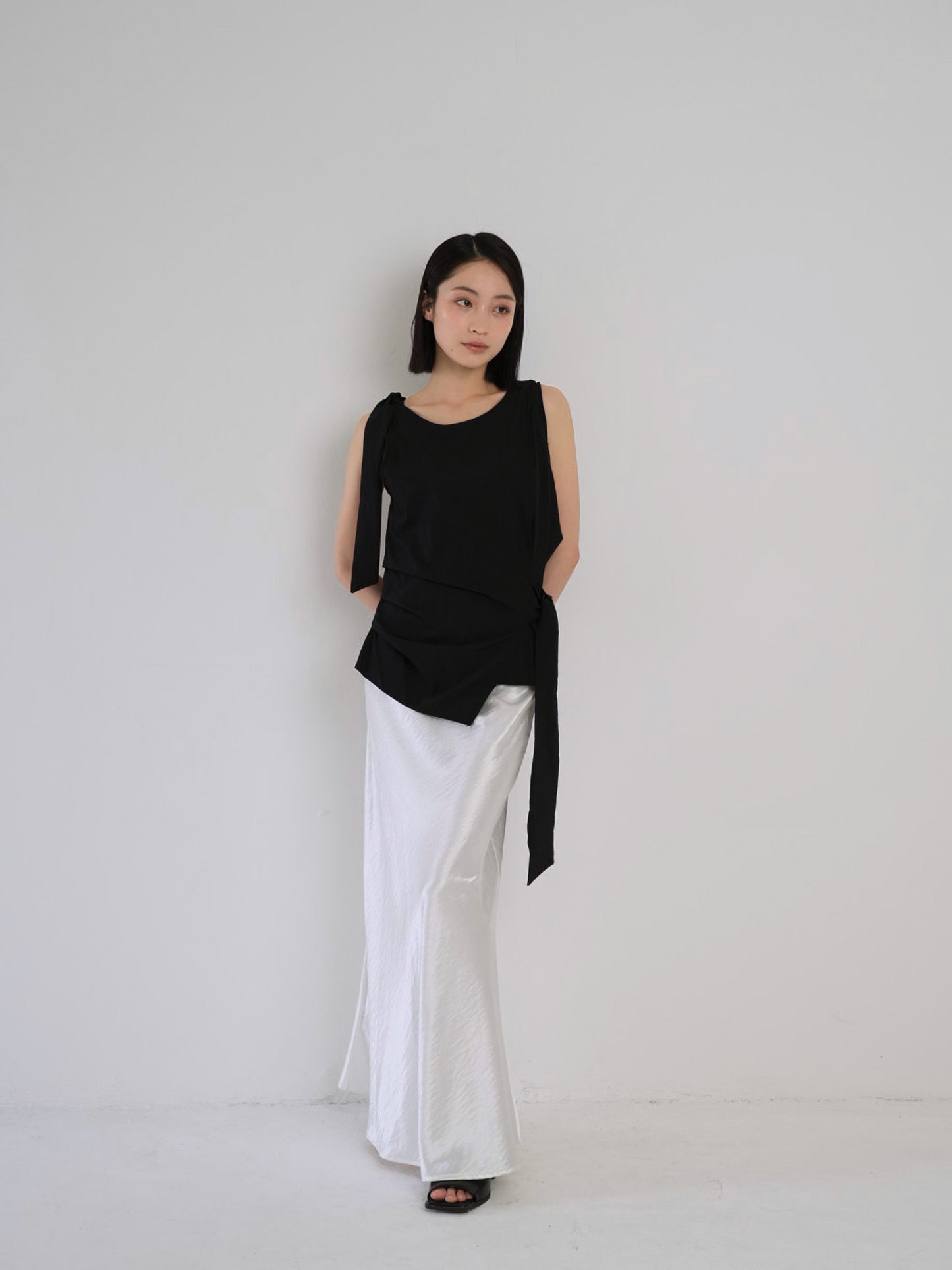 sleeveless ribbon blouse