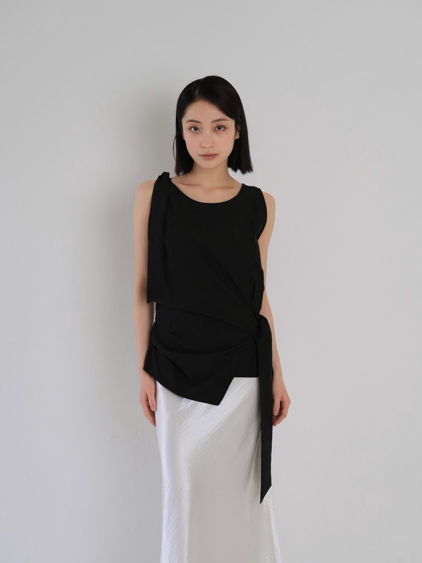 sleeveless ribbon blouse