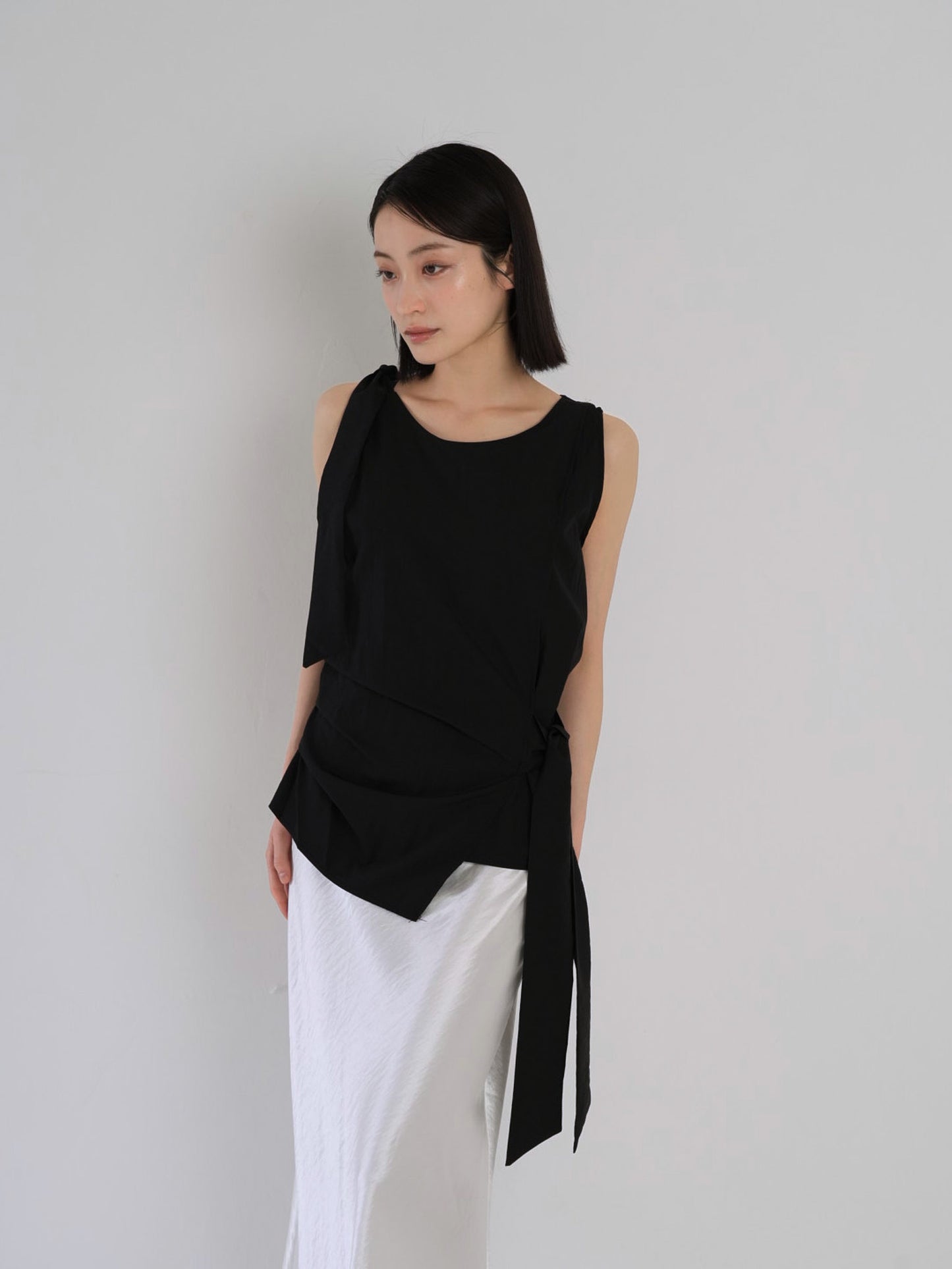 sleeveless ribbon blouse