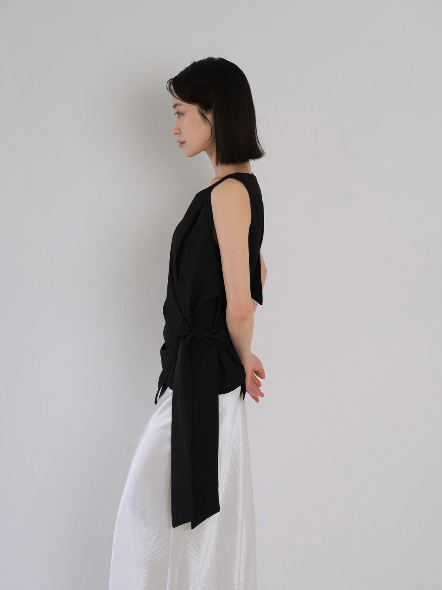 sleeveless ribbon blouse