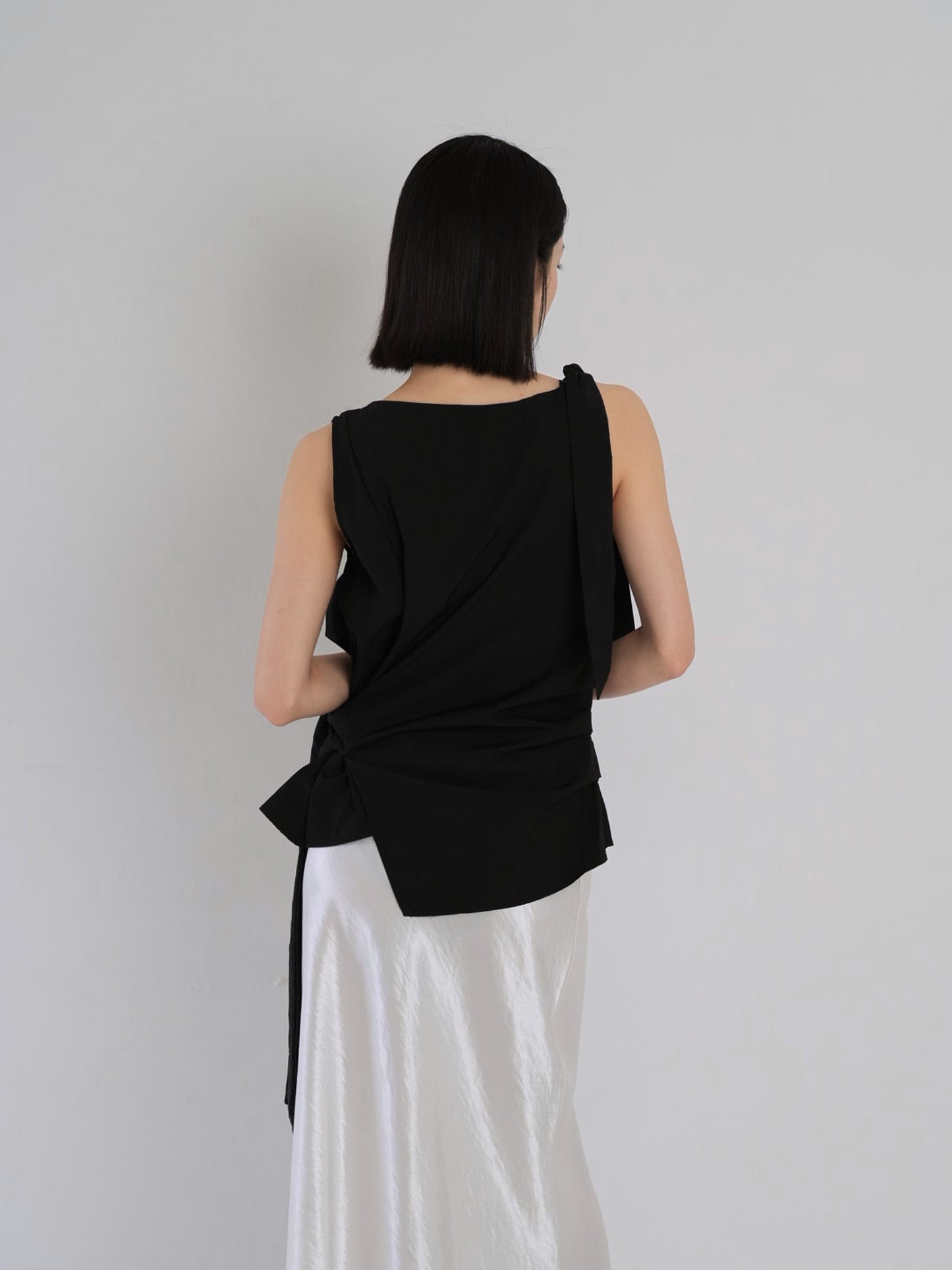 sleeveless ribbon blouse