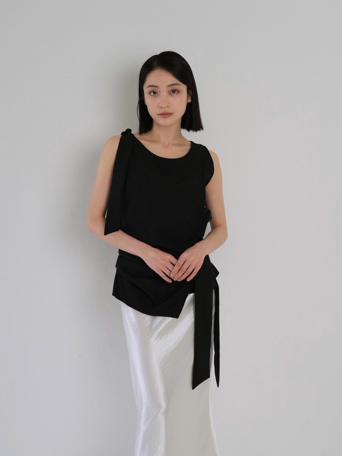 sleeveless ribbon blouse