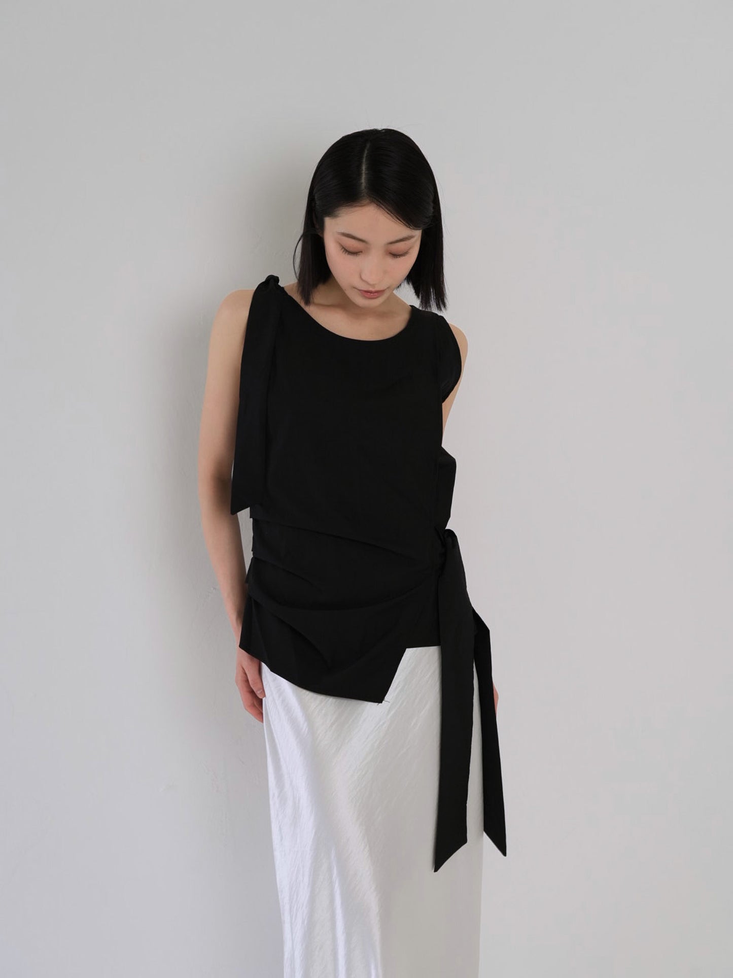 sleeveless ribbon blouse