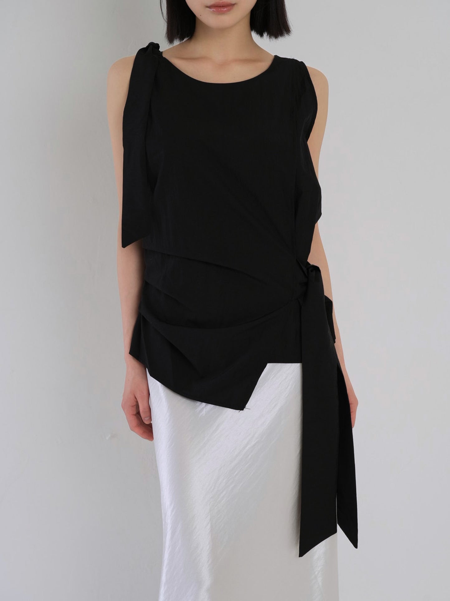 sleeveless ribbon blouse