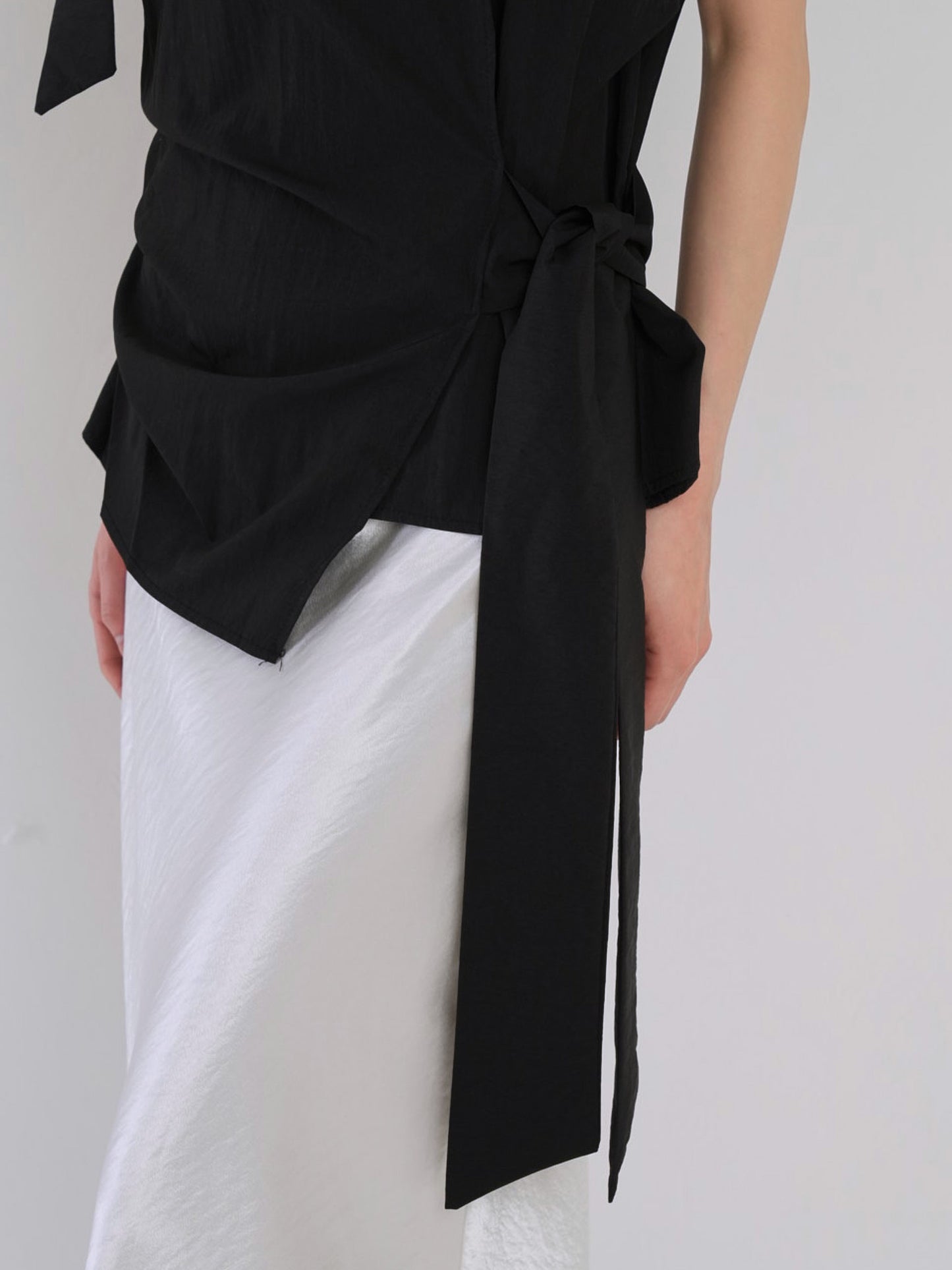 sleeveless ribbon blouse