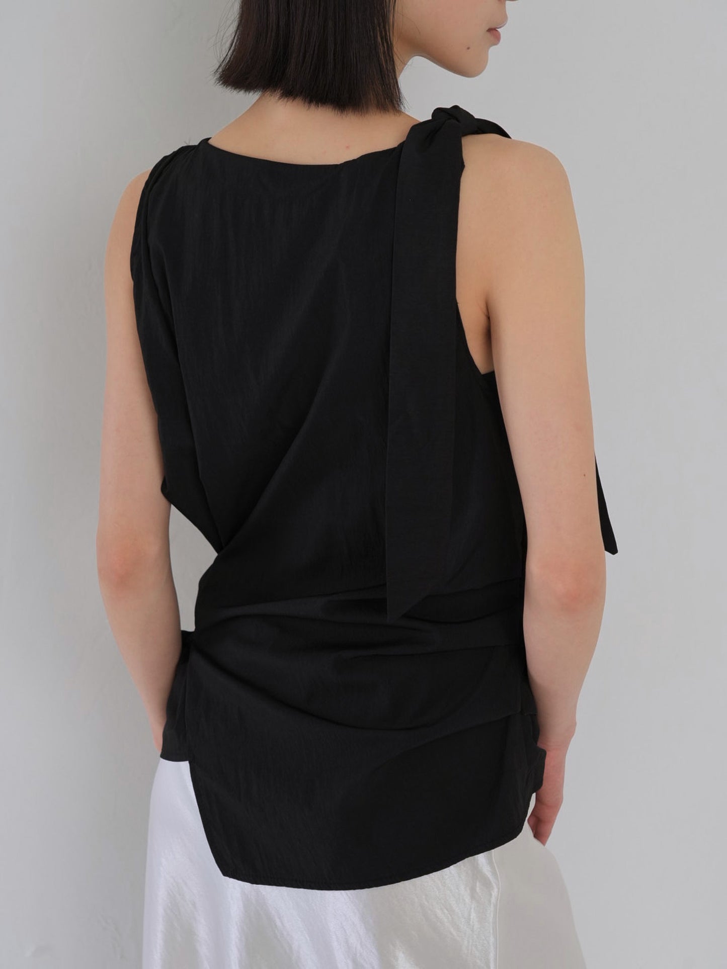 sleeveless ribbon blouse