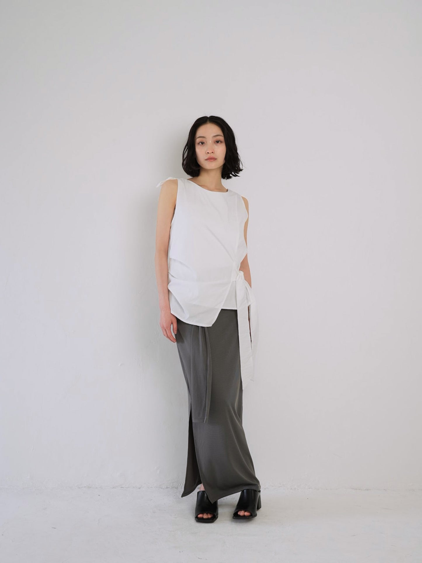 sleeveless ribbon blouse