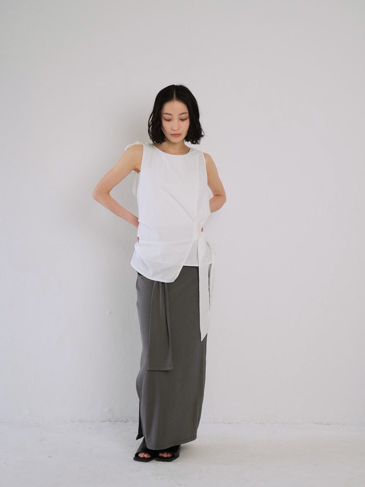 sleeveless ribbon blouse