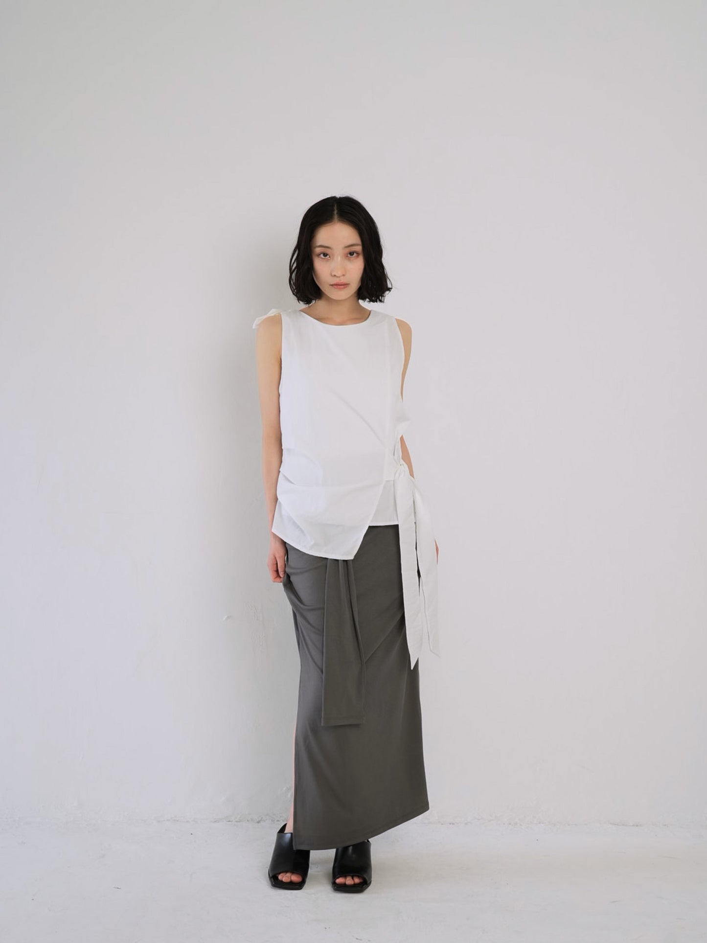 sleeveless ribbon blouse