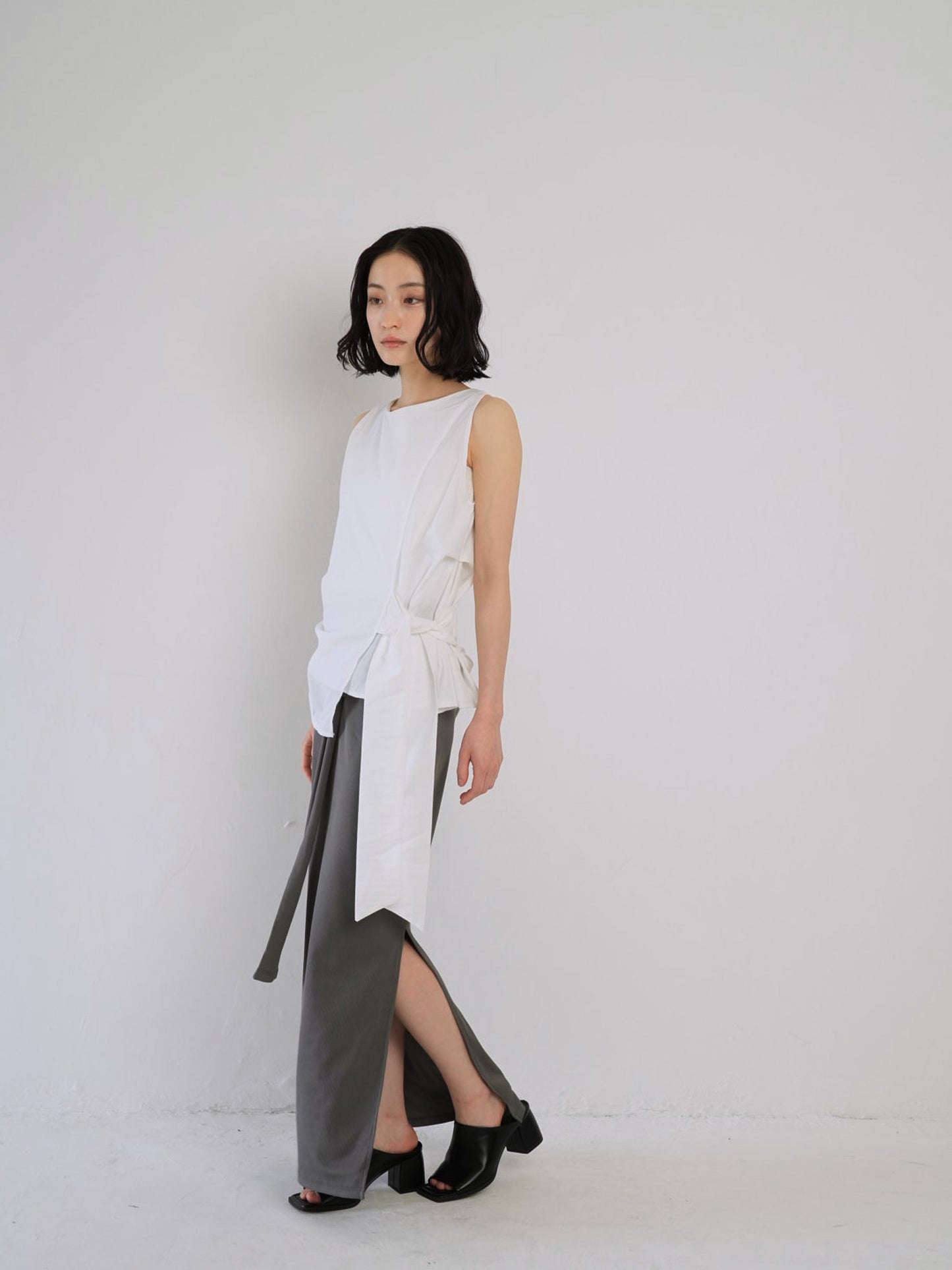 sleeveless ribbon blouse