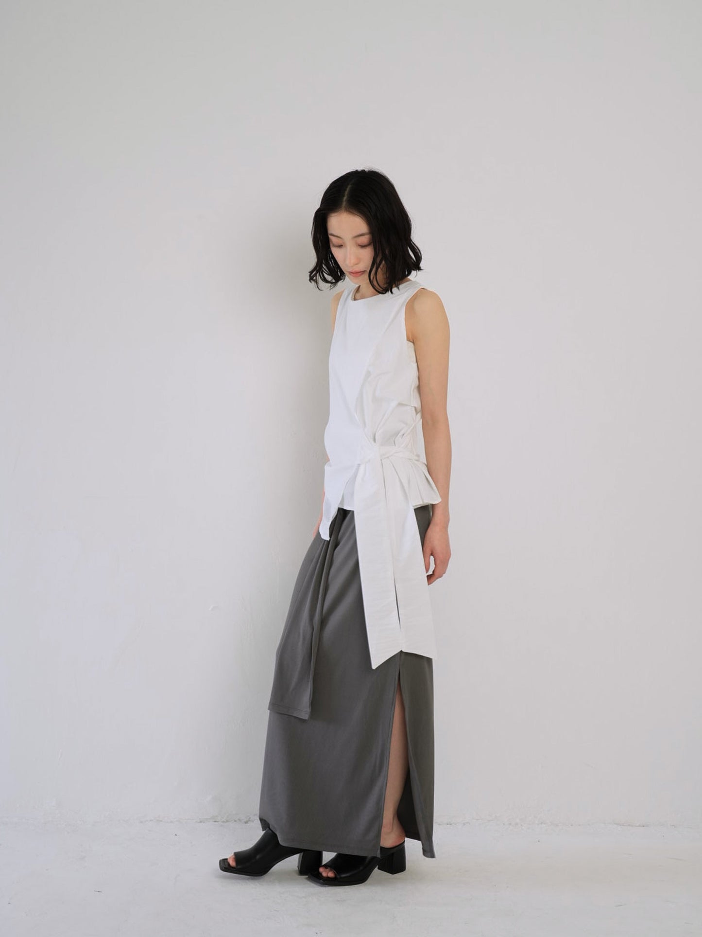 sleeveless ribbon blouse