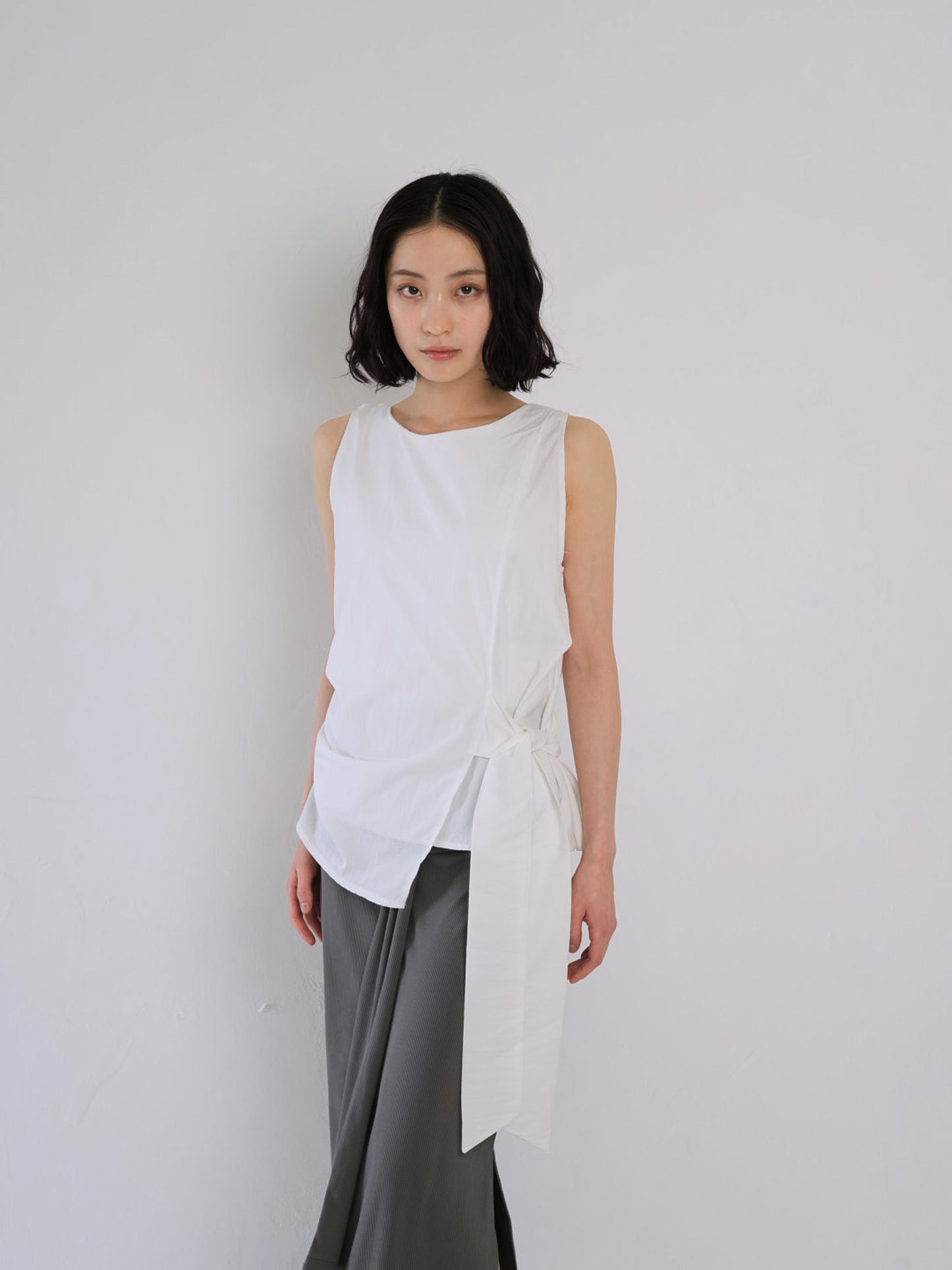 sleeveless ribbon blouse