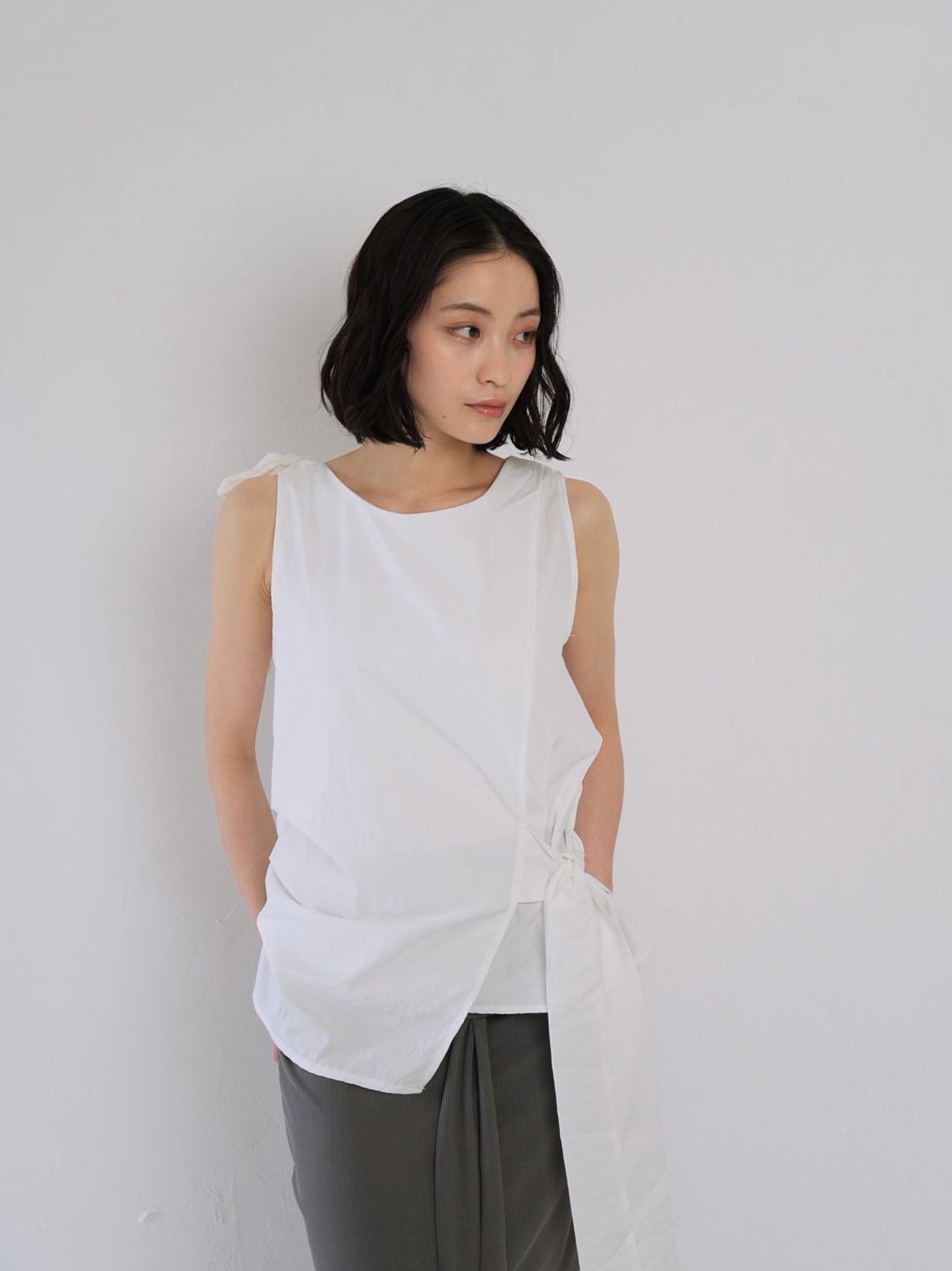 sleeveless ribbon blouse