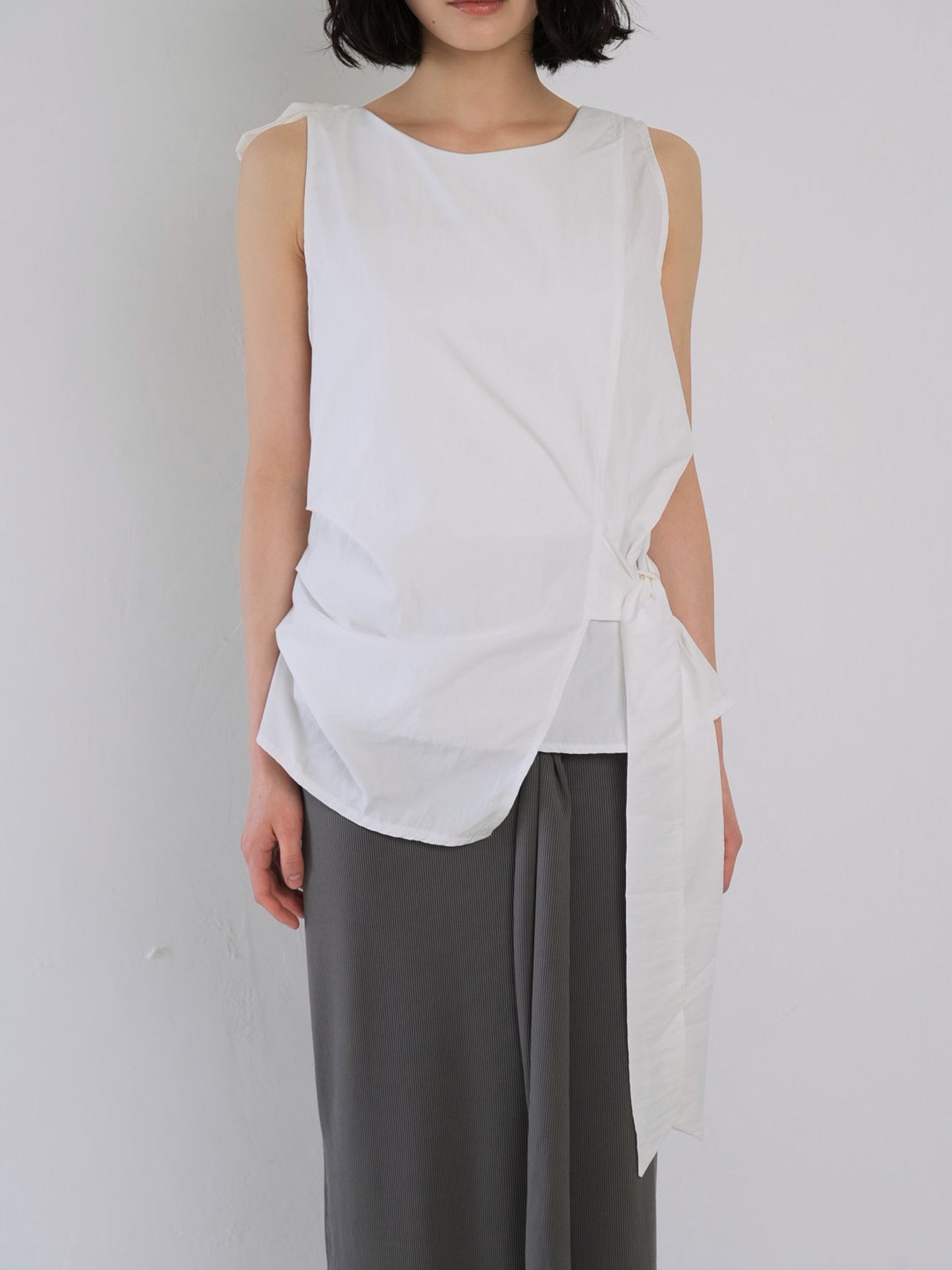 sleeveless ribbon blouse