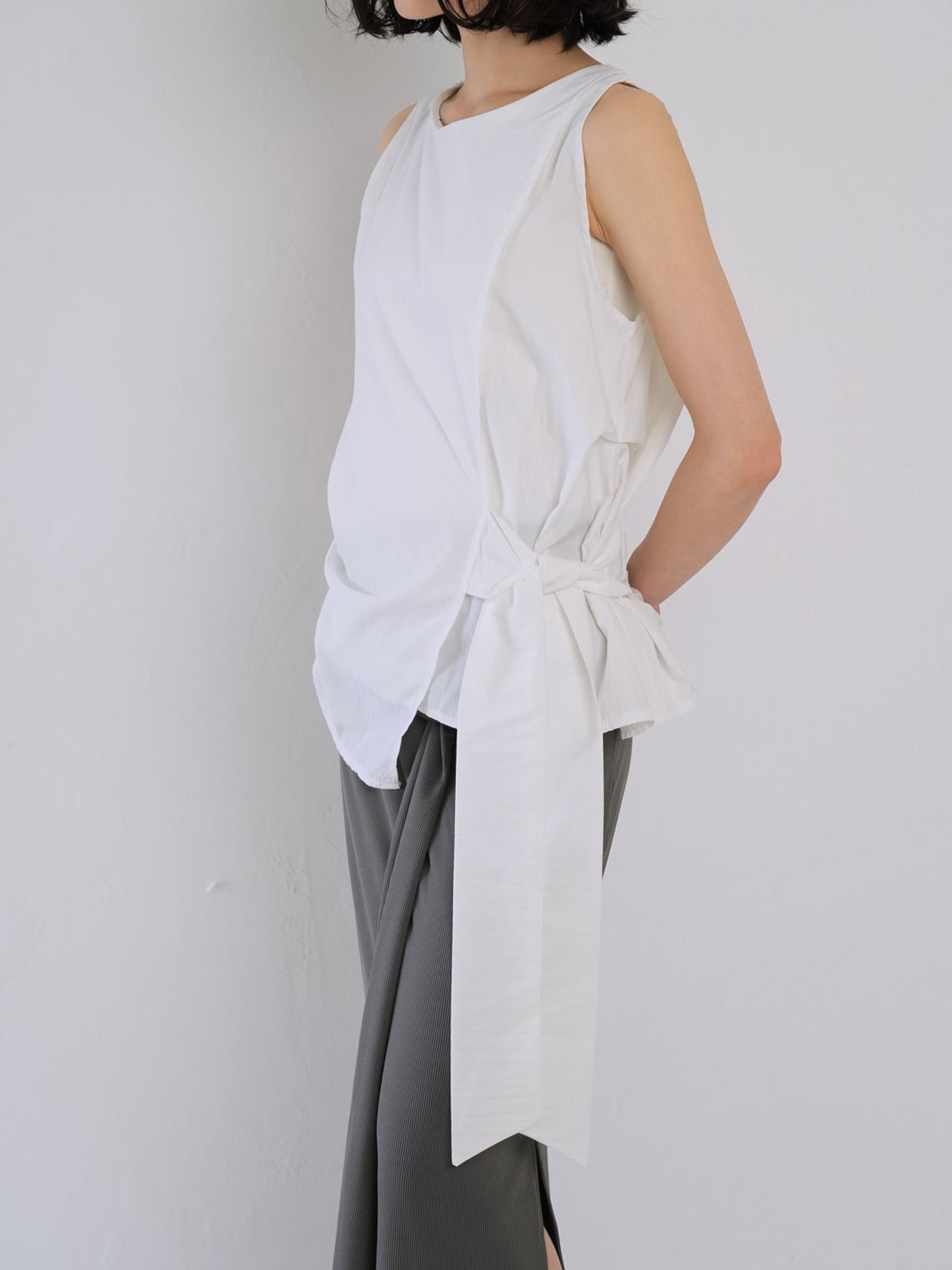 sleeveless ribbon blouse