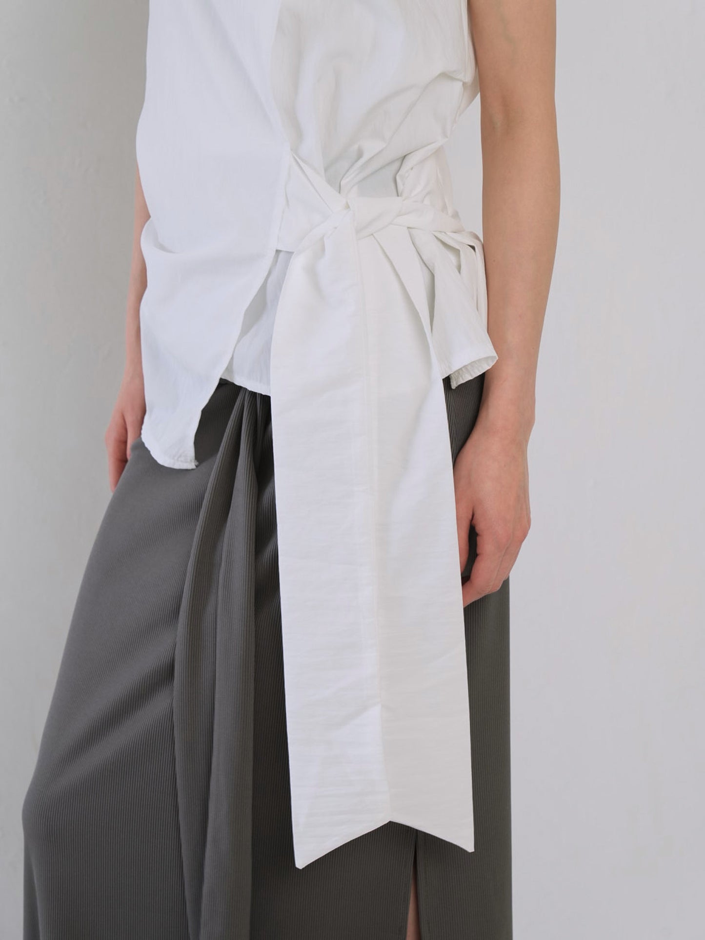 sleeveless ribbon blouse