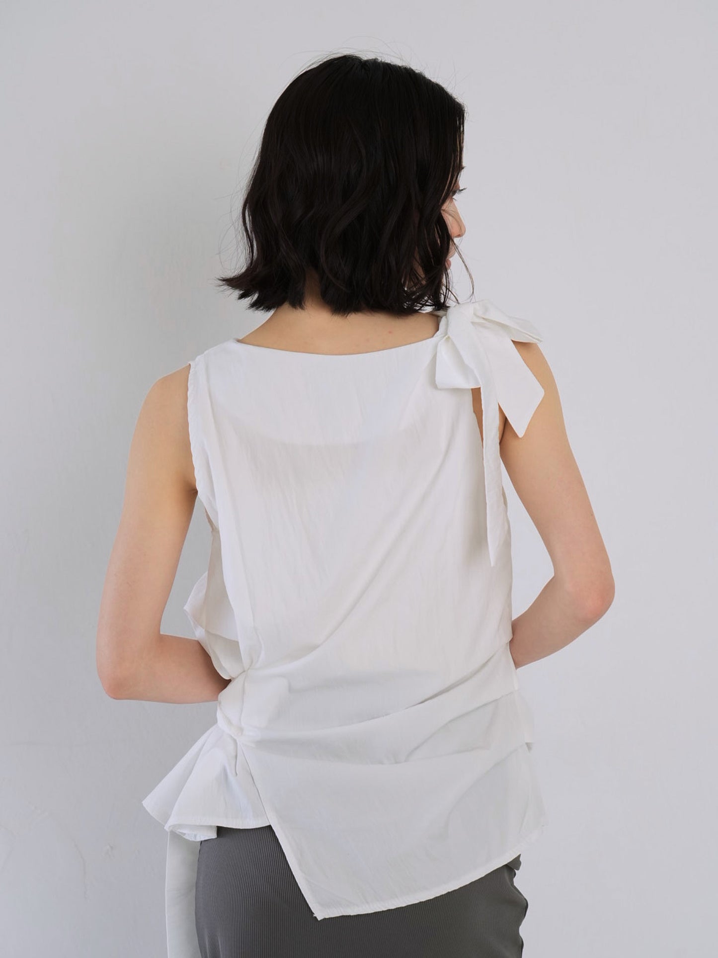 sleeveless ribbon blouse