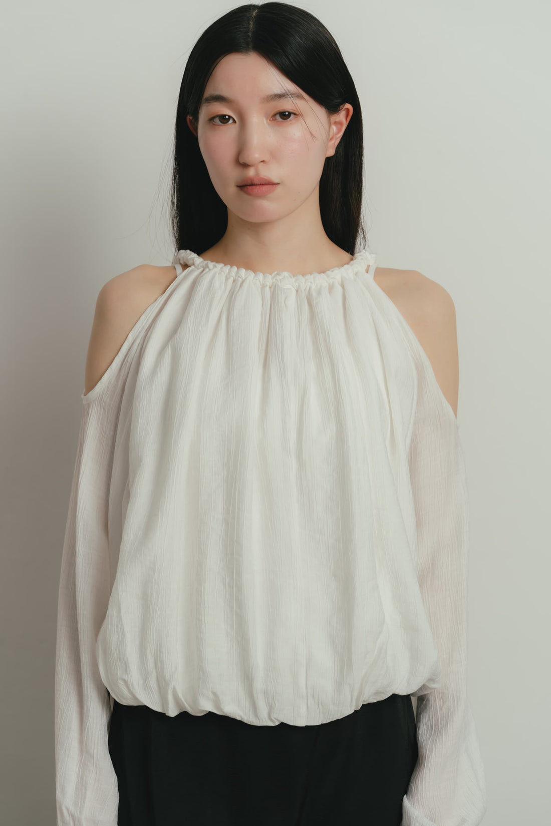 寒暖差のある梅雨時期に。軽やかに着られる cold shoulder blouse