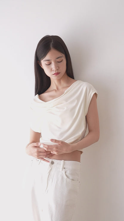 pleats line tee